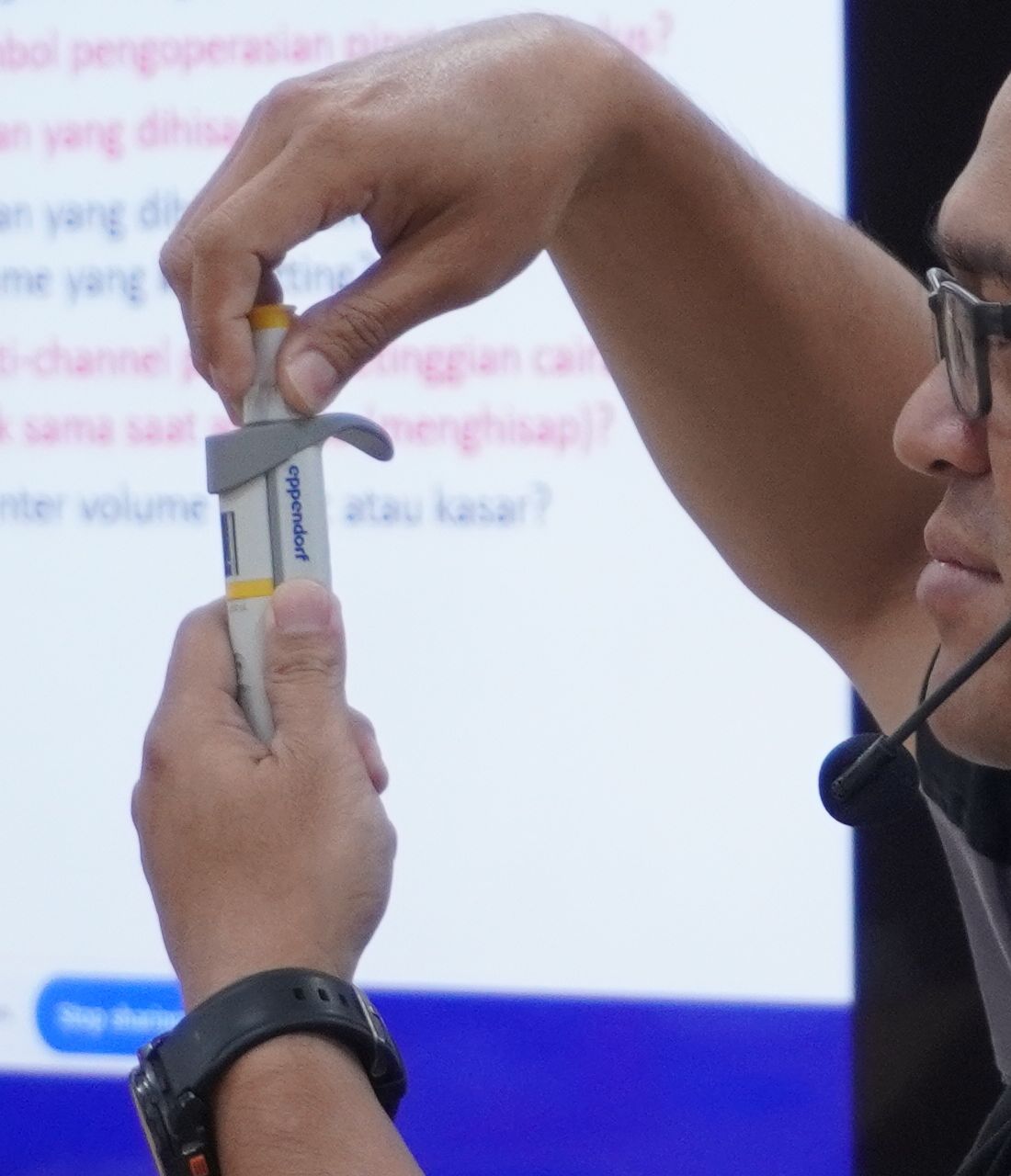 Mikropipet Eppendorf diperiksa pada sesi uji fungsi